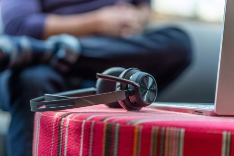 POLY Zestaw słuchawkowy Voyager Focus 2 z certyfikatem Microsoft Teams USB-C-C + przejściówka USB-C/A + podstawka ładująca
