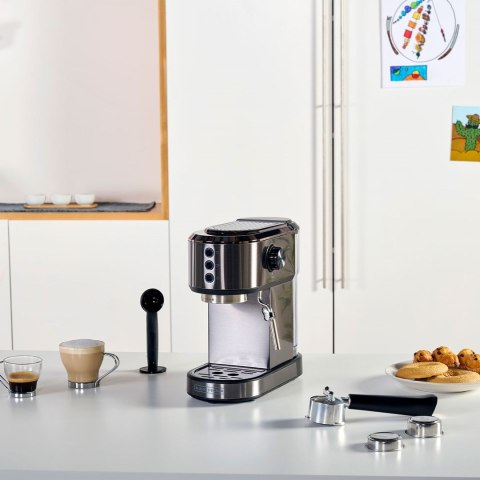 Kolbowy ekspres do kawy Black+Decker BXCO1350E