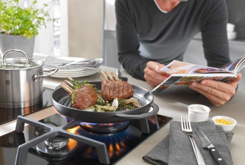Okrągła patelnia żeliwna grillowa STAUB z dwoma uchwytami 40509-522-0 - grafitowa 26 cm Okrągła patelnia żeliwna grillowa STAUB z dwoma uchwytami 40509-522-0 - grafitowa 26 cm