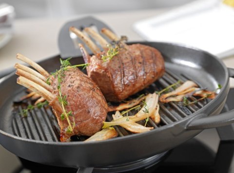 Okrągła patelnia żeliwna grillowa STAUB z dwoma uchwytami 40509-522-0 - grafitowa 26 cm Okrągła patelnia żeliwna grillowa STAUB z dwoma uchwytami 40509-522-0 - grafitowa 26 cm