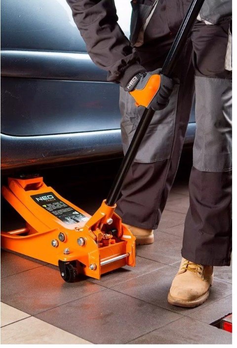 Podnośnik hydrauliczny niskoprofilowy Neo Tools ciężar podnoszenia do 2,5T Podnośnik hydrauliczny niskoprofilowy Neo Tools ciężar podnoszenia do 2,5T
