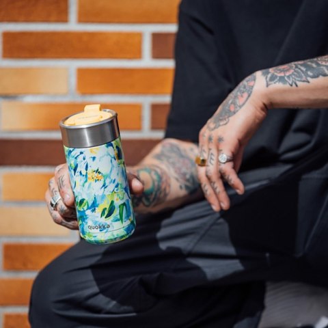 Quokka Boost Coffee Tumbler - Kubek termiczny ze stali nierdzewnej z zaparzaczem 400 ml (Blue Peonies) Quokka Boost Coffee Tumbler - Kubek termiczny ze stali nierdzewnej z zaparzaczem 400 ml (Blue Peonies)