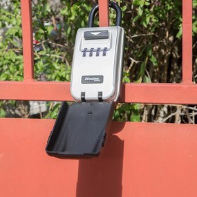 Skrytka na klucze z możliwością zawieszenia i szyfrem podświetlona Master Lock 5424EURD Skrytka na klucze z możliwością zawieszenia i szyfrem podświetlona Master Lock 5424EURD